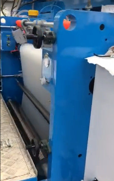 آلة التصفيح البلاستيكية لفة الفيلم الأوتوماتيكية مع Unwinder ومحطة إعادة لف مزدوجة باللونين الأزرق والأبيض 0