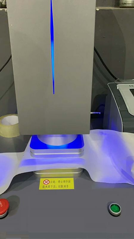 25gsm 260mm تذوب آلة اختبار النسيج المنفوخ ، آلة صنع الأقمشة غير المنسوجة أبيض ورمادي